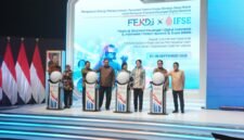 Sejumlah pejabat menekan tombol tanda dibukanya FEKDI x IFSE 2026 yang dirangkaikan dengan Rapat Koordinasi Nasional Pengendalian Inflasi serta Percepatan dan Perluasan Digitalisasi Daerah (P2DD) 2026 di Jakarta.