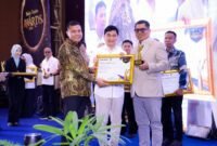 Achmad Dimyati Natakusumah menyerahkan piagam penghargaan dan trofi pada malam penganugerahan