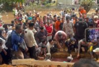 prosesi pemakaman jenazah almarhum Surakman, korban hilang kontak Kapal Aruphadatu 1 di Perairan Selat Sunda, di TPU Ki Demang