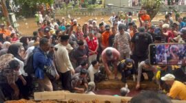 prosesi pemakaman jenazah almarhum Surakman, korban hilang kontak Kapal Aruphadatu 1 di Perairan Selat Sunda, di TPU Ki Demang