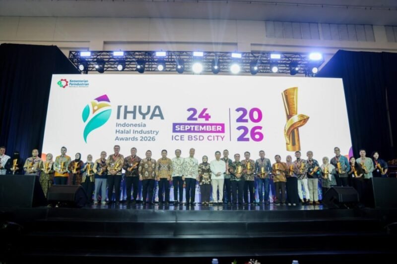 Suasana foto bersama usai penyerahan piala Indonesia Halal Industry Awards 2026 dalam pembukaan Indo Halal International Industry Expo (IHIEX) 2026 di ICE BSD  