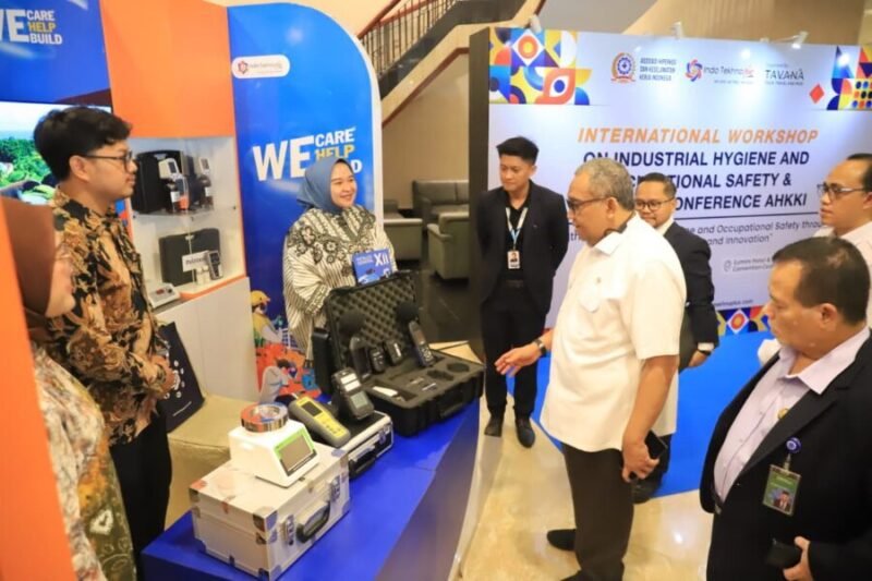 Wakil Menteri Ketenagakerjaan Afriansyah Noor mendengarkan penjelasan mengenai alat pengukur higiene industri saat meninjau stan pameran di sela International Workshop on Industrial Hygiene di Jakarta  