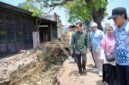Bupati Bandung Dadang Supriatna memantau kondisi saluran Irigasi Cigugur dalam program pentahelix di Desa Ciheulang, Kecamatan Ciparay, Kabupaten Bandung  
