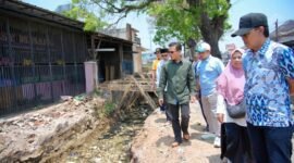 Bupati Bandung Dadang Supriatna memantau kondisi saluran Irigasi Cigugur dalam program pentahelix di Desa Ciheulang, Kecamatan Ciparay, Kabupaten Bandung  