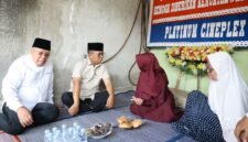 Gubernur Banten Andra Son didampingi Wali Kota Tangsel Benyamin Davnie memberikan dukungan moril kepada keluarga jurnalis yang hilang di perairan Selat Sunda saat berkunjung ke Serpong, Tangerang Selatan  