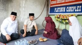 Gubernur Banten Andra Son didampingi Wali Kota Tangsel Benyamin Davnie memberikan dukungan moril kepada keluarga jurnalis yang hilang di perairan Selat Sunda saat berkunjung ke Serpong, Tangerang Selatan  
