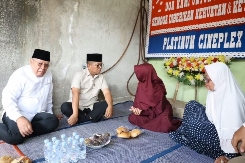 Gubernur Banten Andra Son didampingi Wali Kota Tangsel Benyamin Davnie memberikan dukungan moril kepada keluarga jurnalis yang hilang di perairan Selat Sunda saat berkunjung ke Serpong, Tangerang Selatan
