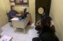Personel Polsek Cinangka memintai keterangan penjaga dan pemilik warung terkait dugaan peredaran rokok ilegal di Mapolsek Cinangka