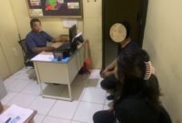 Personel Polsek Cinangka memintai keterangan penjaga dan pemilik warung terkait dugaan peredaran rokok ilegal di Mapolsek Cinangka