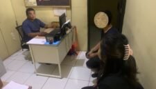 Personel Polsek Cinangka memintai keterangan penjaga dan pemilik warung terkait dugaan peredaran rokok ilegal di Mapolsek Cinangka