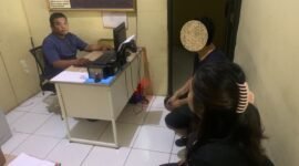 Personel Polsek Cinangka memintai keterangan penjaga dan pemilik warung terkait dugaan peredaran rokok ilegal di Mapolsek Cinangka