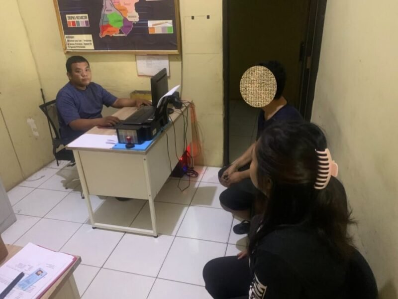 Personel Polsek Cinangka memintai keterangan penjaga dan pemilik warung terkait dugaan peredaran rokok ilegal di Mapolsek Cinangka