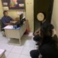 Personel Polsek Cinangka memintai keterangan penjaga dan pemilik warung terkait dugaan peredaran rokok ilegal di Mapolsek Cinangka