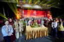 Ketua Harian Dekranas Tri Tito Karnavian bersama jajaran pengurus dan pendukung acara berfoto bersama dalam Tumpengan dan Gladi Bersih Pembukaan Pameran Kriyanusa 2026 di Panggung Utama Hall B, Jakarta International Convention Center, Jumat (25/9/2026).