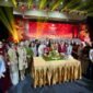 Ketua Harian Dekranas Tri Tito Karnavian bersama jajaran pengurus dan pendukung acara berfoto bersama dalam Tumpengan dan Gladi Bersih Pembukaan Pameran Kriyanusa 2026 di Panggung Utama Hall B, Jakarta International Convention Center, Jumat (25/9/2026).