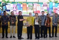 Penyerahan cinderamata di sela kegiatan Gerakan Ekonomi Kebersamaan Komunitas Megapro Affiliate PT GMA di Auditorium Poltekkes Bandar Lampung, Sabtu (26/9/2026).
