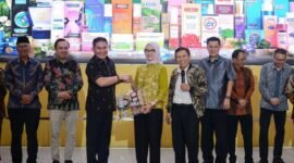 Penyerahan cinderamata di sela kegiatan Gerakan Ekonomi Kebersamaan Komunitas Megapro Affiliate PT GMA di Auditorium Poltekkes Bandar Lampung, Sabtu (26/9/2026).