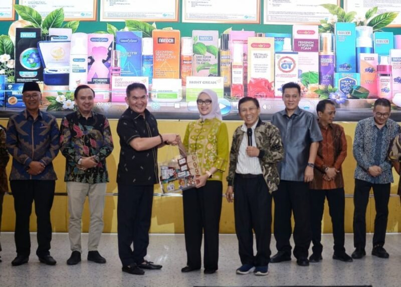 Penyerahan cinderamata di sela kegiatan Gerakan Ekonomi Kebersamaan Komunitas Megapro Affiliate PT GMA di Auditorium Poltekkes Bandar Lampung, Sabtu (26/9/2026).