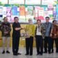Penyerahan cinderamata di sela kegiatan Gerakan Ekonomi Kebersamaan Komunitas Megapro Affiliate PT GMA di Auditorium Poltekkes Bandar Lampung, Sabtu (26/9/2026).