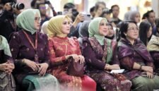 Ketua Dekranasda Provinsi Lampung Purnama Wulan Mirza bersama para pengurus Dekranasda dari berbagai daerah menghadiri pembukaan Kriyanusa 2026 di JICC, Jakarta, Sabtu (26/9/2026).
