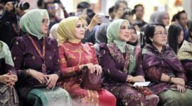 Ketua Dekranasda Provinsi Lampung Purnama Wulan Mirza bersama para pengurus Dekranasda dari berbagai daerah menghadiri pembukaan Kriyanusa 2026 di JICC, Jakarta, Sabtu (26/9/2026).