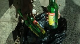 Seorang pemulung menunjukkan sejumlah botol yang ditemukan di dalam kawasan Stadion Maulana Yusuf, Kota Serang, usai pelaksanaan BOOMFEST Serang 2026, Sabtu (26/9/2026). Sejumlah botol kaca tampak menjadi bagian dari hasil memulung setelah kegiatan berlangsung.