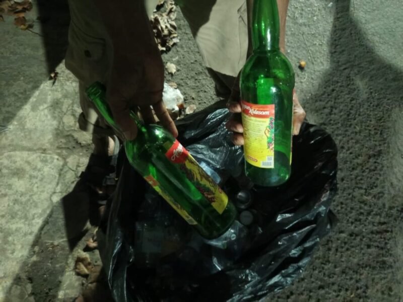 Seorang pemulung menunjukkan sejumlah botol yang ditemukan di dalam kawasan Stadion Maulana Yusuf, Kota Serang, usai pelaksanaan BOOMFEST Serang 2026, Sabtu (26/9/2026). Sejumlah botol kaca tampak menjadi bagian dari hasil memulung setelah kegiatan berlangsung.