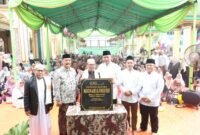 Wali Kota Bekasi Tri Adhianto bersama tokoh agama dan jajaran yang hadir berfoto bersama prasasti peresmian Masjid Jami Al-Khairiyah di Cimuning, Mustikajaya, Minggu (27/9/2026).