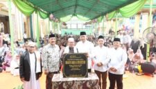Wali Kota Bekasi Tri Adhianto bersama tokoh agama dan jajaran yang hadir berfoto bersama prasasti peresmian Masjid Jami Al-Khairiyah di Cimuning, Mustikajaya, Minggu (27/9/2026).