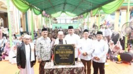 Wali Kota Bekasi Tri Adhianto bersama tokoh agama dan jajaran yang hadir berfoto bersama prasasti peresmian Masjid Jami Al-Khairiyah di Cimuning, Mustikajaya, Minggu (27/9/2026).
