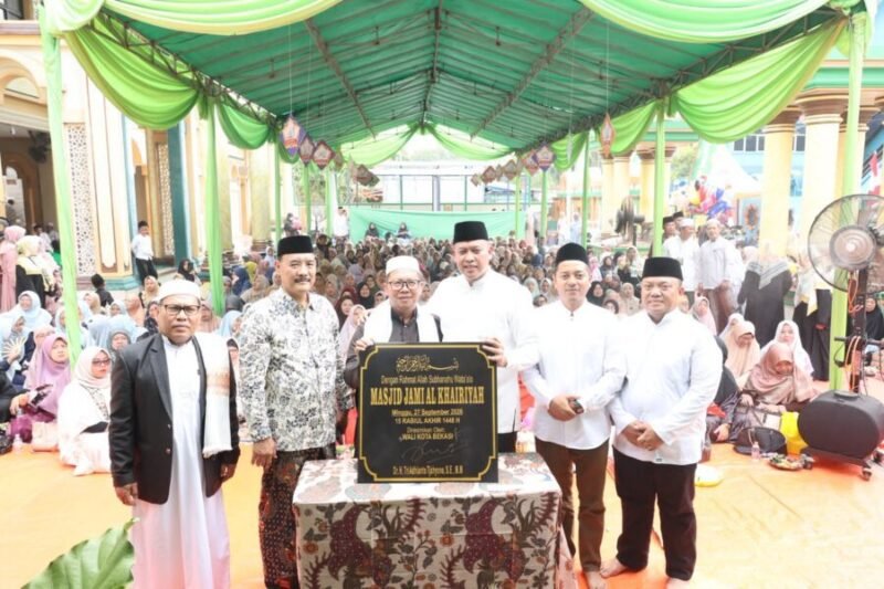 Wali Kota Bekasi Tri Adhianto bersama tokoh agama dan jajaran yang hadir berfoto bersama prasasti peresmian Masjid Jami Al-Khairiyah di Cimuning, Mustikajaya, Minggu (27/9/2026).