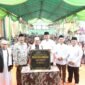 Wali Kota Bekasi Tri Adhianto bersama tokoh agama dan jajaran yang hadir berfoto bersama prasasti peresmian Masjid Jami Al-Khairiyah di Cimuning, Mustikajaya, Minggu (27/9/2026).