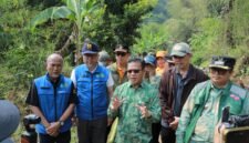Dadang Supriatna didampingi jajaran pejabat daerah saat memantau kondisi lingkungan di wilayah Kabupaten Bandung