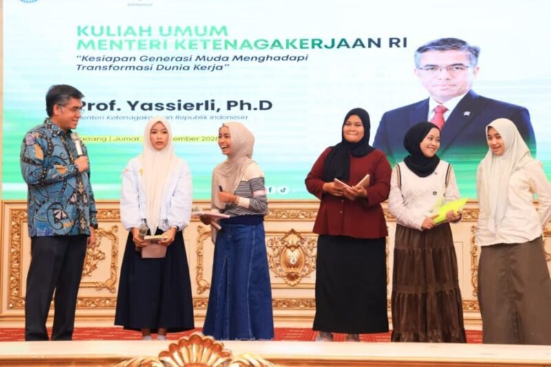 Menaker Yassierli menyampaikan pandangan saat berdiskusi bersama mahasiswa di atas panggung dalam Kuliah Umum Universitas Baiturrahmah, Padang
