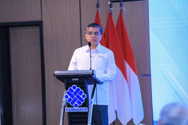 Menteri Ketenagakerjaan Yassierli saat menyampaikan keterangan resmi di panggung acara Kemnaker, Jakarta
