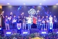 Wamenaker Afriansyah Noor (tengah, kemeja putih) mengacungkan dua jempol di antara para peserta yang berhasil meraih piala pada ajang perbaikan ponsel World Cup CGC Indonesia 2026 di Gedung Kemnaker, Jakarta