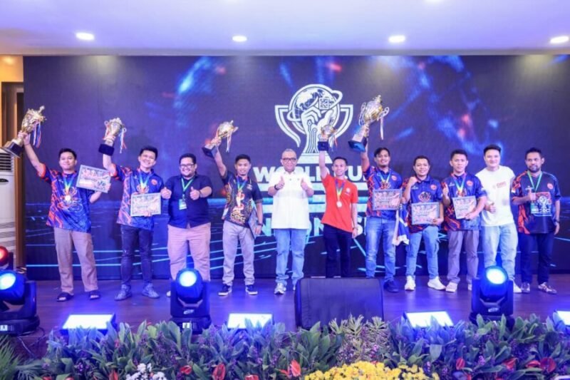 Wamenaker Afriansyah Noor (tengah, kemeja putih) mengacungkan dua jempol di antara para peserta yang berhasil meraih piala pada ajang perbaikan ponsel World Cup CGC Indonesia 2026 di Gedung Kemnaker, Jakarta