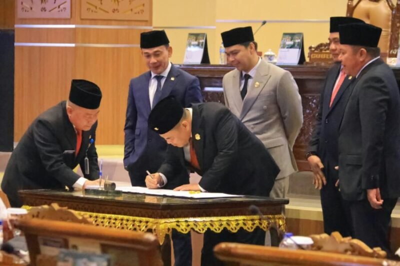 Momen penandatanganan Nota Kesepakatan APBD Perubahan Provinsi Sumsel Tahun Anggaran 2026 oleh Gubernur Sumsel Herman Deru