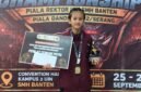 Shakila Janeeta Izzati, pelajar SMPN 1 Kota Serang, berpose dengan medali emas dan piala Pesilat Terbaik Putri Maulana Hasanuddin Championship 2026.
