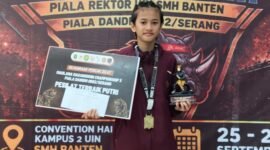 Shakila Janeeta Izzati, pelajar SMPN 1 Kota Serang, berpose dengan medali emas dan piala Pesilat Terbaik Putri Maulana Hasanuddin Championship 2026.
