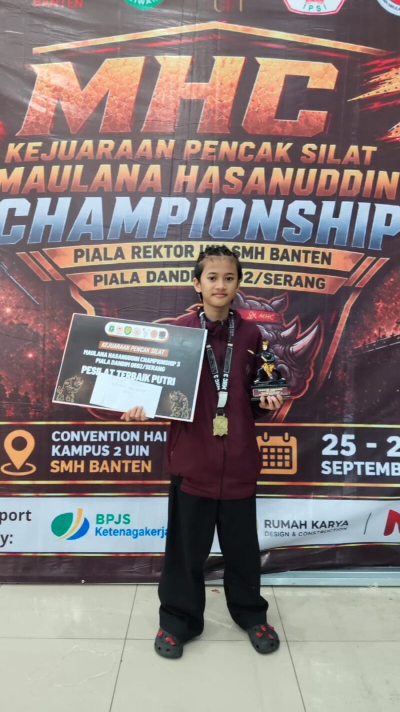 Shakila Janeeta Izzati, pelajar SMPN 1 Kota Serang, berpose dengan medali emas dan piala Pesilat Terbaik Putri Maulana Hasanuddin Championship 2026.