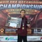 Shakila Janeeta Izzati, pelajar SMPN 1 Kota Serang, berpose dengan medali emas dan piala Pesilat Terbaik Putri Maulana Hasanuddin Championship 2026.