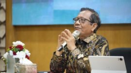Foto Mahfud MD saat memberikan materi kuliah umum kepada mahasiswa UMY tentang relasi agama dan negara