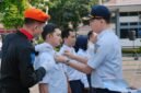 Pemberian penghargaan masa kerja kepada pekerja KAI Daop 6 Yogyakarta saat upacara peringatan HUT ke-81 KAI di KAI Corporate University Campus Darman Prasetyo, Yogyakarta,