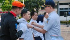 Pemberian penghargaan masa kerja kepada pekerja KAI Daop 6 Yogyakarta saat upacara peringatan HUT ke-81 KAI di KAI Corporate University Campus Darman Prasetyo, Yogyakarta,
