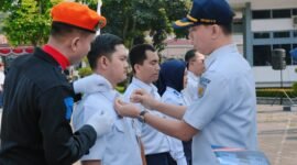 Pemberian penghargaan masa kerja kepada pekerja KAI Daop 6 Yogyakarta saat upacara peringatan HUT ke-81 KAI di KAI Corporate University Campus Darman Prasetyo, Yogyakarta,