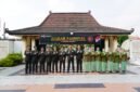 Danrem 072/Pamungkas Brigjen TNI Yuniar Dwi Hantono (tengah) bersama jajaran perwira TNI dan anggota Persit KCK mengepalkan tangan saat foto bersama usai ziarah di TMPN Kusumanegara, Yogyakarta