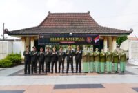 Danrem 072/Pamungkas Brigjen TNI Yuniar Dwi Hantono (tengah) bersama jajaran perwira TNI dan anggota Persit KCK mengepalkan tangan saat foto bersama usai ziarah di TMPN Kusumanegara, Yogyakarta