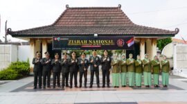 Danrem 072/Pamungkas Brigjen TNI Yuniar Dwi Hantono (tengah) bersama jajaran perwira TNI dan anggota Persit KCK mengepalkan tangan saat foto bersama usai ziarah di TMPN Kusumanegara, Yogyakarta