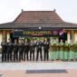 Danrem 072/Pamungkas Brigjen TNI Yuniar Dwi Hantono (tengah) bersama jajaran perwira TNI dan anggota Persit KCK mengepalkan tangan saat foto bersama usai ziarah di TMPN Kusumanegara, Yogyakarta